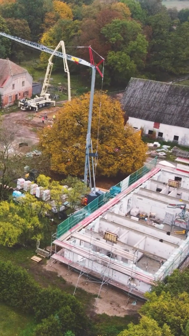 🏰 Auf einem Gutshof aus dem 13. Jahrhundert starteten wir vor gut 2 Monaten unser bisher größtes Projekt. Wir arbeiten daran, das historische Gut baulich wieder aufleben zu lassen und bauen die Ferienhäuser ‚Jungviehstall‘ und ‚Scheune‘ mit je 3 Wohneinheiten pro Haus.
🏠 Beim Jungviehstall sind die Mauerarbeiten fast abgeschlossen, und wir freuen uns auf den Dachstuhl in den nächsten 2 Wochen.
🏚️ Bei der Scheune haben wir gerade die Bodenplatte betoniert.
Ein besonderer Dank geht an das Architekturbüro @lorenzundmickel, das die Gebäude geplant und die Idee für dieses aufregende Projekt hatte.
#Bauprojekt #HistorischesErbe #Ferienhäuser #Architektur #Wiederbelebung #generalunternehmer #bau #kran #erdbau #denkmalschutz #denkmalgeschützt