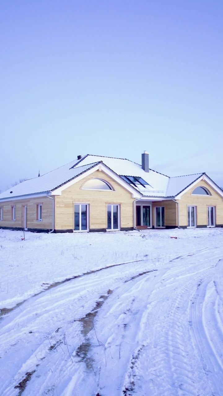 Update zum Neubau in Friedersdorf – Ein kanadisches Landhaus als Oase der Nachhaltigkeit und Naturverbundenheit! Dieser Bungalow erfüllt nicht nur die Träume von Naturliebhabern, sondern setzt auch Maßstäbe in Sachen Energieeffizienz. Die angehenden Bewohner legen großen Wert auf Nachhaltigkeit, und wir sind begeistert, ihre Visionen in die Realität umzusetzen. 
🏠 Das Dach ist eingedeckt, die Sparren wurden mit nachhaltiger Zellulose gedämmt, und eine hochmoderne PV-Anlage steht bereit, erneuerbare Energie zu liefern. Die Rohinstallation der Haustechnik ist verlegt, und der Kalkinnenputz schmückt die Wände. Aktuell verleiht die Verkleidung der Außenfassade mit sibirischer Lärche dem Haus im Sonnenuntergang, umgeben von Schnee, einen unwiderstehlichen Charme. Vom @Velux Dachbalkon aus bietet sich eine besonders schöne Sicht über die Felder.
Ein riesiges Dankeschön geht an unsere Partner, die mit uns Hand in Hand an diesem Projekt arbeiten.
@komplett_geruestbau
HBH Gebäudetechnik
@tm_projekt 
Spreewa Fenster & Türen
@b_s_bau_gmbh 
Zimmerei Stenglein
Dachdeckerei Wolff
MS Elektro
Baugeschäft Scheiwe Süss
Oli‘s Bauservice
Aktuell laufen die Trockenbauarbeiten und es gibt bald die ersten Fotos zum Innenausbau.
#Landhaus #NachhaltigesBauen #Energieeffizient #kanadischesLandhaus #Holzfassade #Lärchenfassade #sibirischeLärche #VeluxDachbalkon #Kalkputz #Zellulose #Einblasdämmung #VeluxLichtlösung