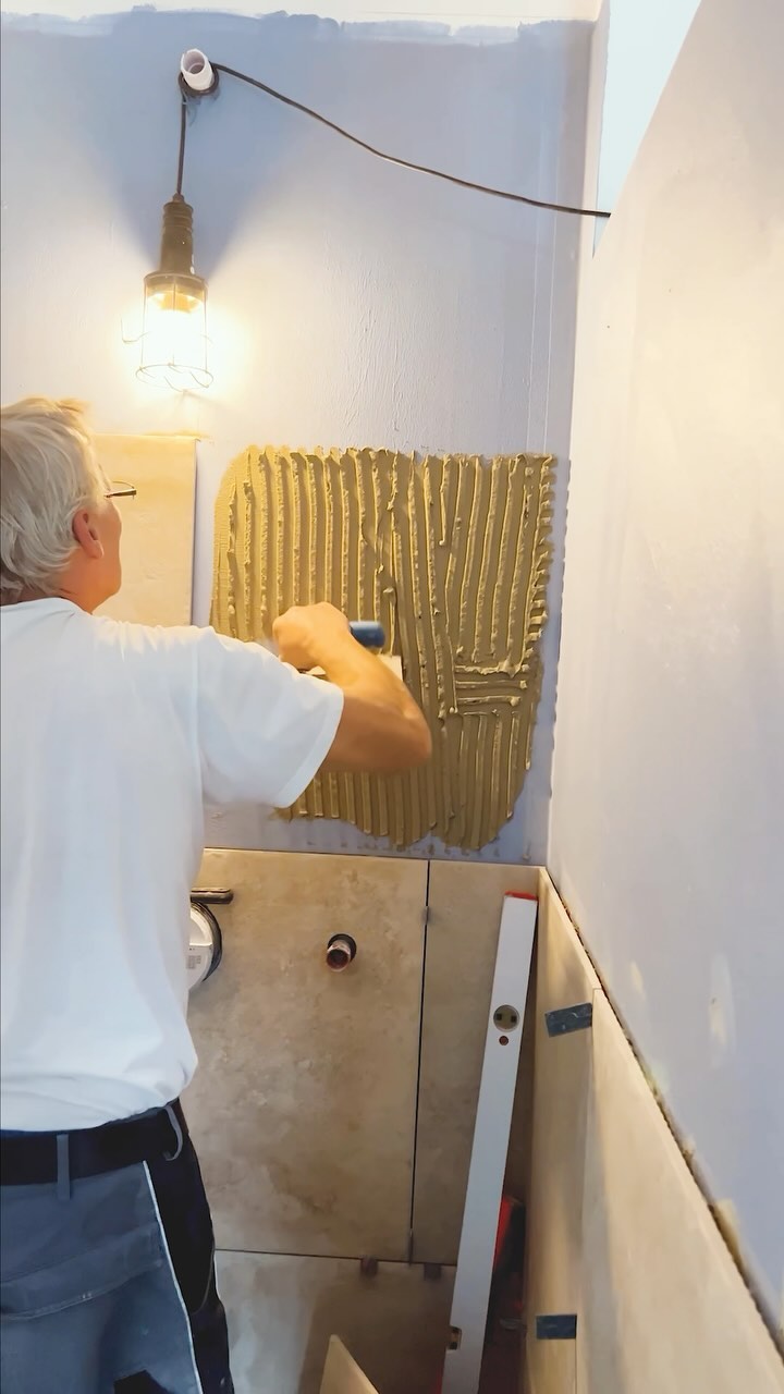 Ein Haus erstrahlt in neuem Glanz: Unser aktuelles Um- & Ausbauprojekt in Diepensee 🏡🛠️
Wir sind begeistert, euch einen Blick auf unser neuestes abgeschlossenes Projekt zu geben – ein charmantes Einfamilienhaus in Diepensee bei Königs Wusterhausen! In den letzten Monaten haben wir hart gearbeitet, um dieses Haus zum Leben zu erwecken, und sind stolz darauf, es euch zu präsentieren. Im Rahmen dieses Projekts haben wir unter anderem folgende Leistungen erbracht:
💧 Trockenlegung des Kellers durch Einbringen einer nachträglichen Horizontalsperre im Bohrlochverfahren, Abdichtung des Mauerwerks von Außen und Sanierung der Wände mit Sanierputz.
🔥 Austausch der alten Heizung mit einer energieeffizienten Luft-Wärme-Pumpe und neuer Fußbodenheizung inkl. Estrich. Und das Beste? Diese Maßnahme wurde mit bis zu 35% der Gesamtkosten gefördert – eine Investition in die Zukunft und in den Klimaschutz!
🔨 Teilweise Grundrissänderungen und die Überarbeitung des bestehenden Badezimmers, sowie die Herstellung eines neuen Badezimmers im späteren Saunakeller.
🌿 Anbau eines Wintergartens vor der Außenwand, inklusive aller erforderlichen Erdarbeiten wie dem Setzen der L-Elemente als Sockel für den späteren Wintergarten.
🔌 Überarbeitung der Elektrik, einschließlich der Installation einer neuen Unterverteilung für das Haus und für die PV-Anlage mit Batteriespeicher.
🎨 Überarbeitung der Wandflächen für ein frisches und modernes Ambiente.
🌟 Verlegung eines neuen Vinylbodens für einen stilvollen und pflegeleichten Bodenbelag.
Schaut euch das Video an und erlebt die Verwandlung dieses Hauses! Vielen Dank an unser Team für ihren unermüdlichen Einsatz. So konnten wir das Haus pünktlich vor Weihnachten übergeben.
@tm_projekt 
HBH-Gebäudetechnik 
SpreeWa Fenster und Türen 
Estrichboys - Kraft Raetsch GbR 
Elektro Geiselhardt
#UmUndAusbau #Einfamilienhaus #Diepensee #LuftWärmePumpe #Förderung #Wintergarten #Vinylboden #Modernisierung #Bauunternehmen #Kellertrockenlegung #Mauerwerksabdichtung