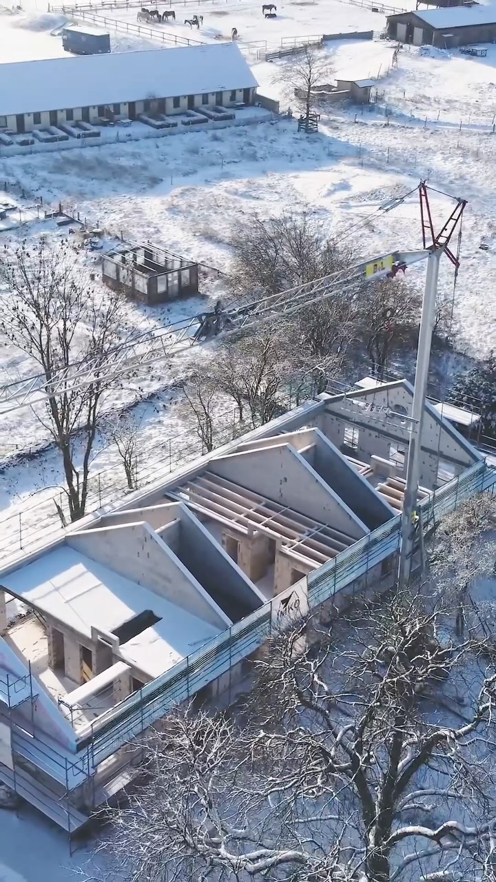 🏗️ Update zum Bauvorhaben "Jungviehstall" auf dem Gut Tornow🏗️
Wieder einmal bestellen wir euch sonnige Grüße von unserem Gutshofprojekt und präsentieren euch unsere Fortschritte ☀️
Aktueller Stand:
🧱 Die Wände wurden hochgezogen und die Stahlbetonarbeiten sind abgeschlossen.
🔥 Die Schornsteine sind installiert und bereit für den Einsatz.
🏠 Die Holzbalkendecken wurden erfolgreich eingezogen und der Dachstuhl ist gerichtet. Damit die Balken des Dachstuhls sichtbar bleiben, wurden diese mit einer hochwertigen Holzschalung sowie Aufsparrendämmung aus Holzwolle von @steico_se versehen.
🦫 Das Dach wurde mit stilvollen Biberschwanzziegeln gedeckt.
🔨 Die Außenputzarbeiten sind bis auf den Sockel abgeschlossen und somit ist die wetterfeste Hülle des Jungviehstalls fast komplett.
Seit zwei Monaten widmen wir uns nun auch schon dem Innenausbau. Ein Update dazu erfolgt in den nächsten Wochen. Also, bleibt gespannt!🏹
_______________________________
Schaut euch unser neues Video an, das die Entwicklung der Baustelle von den Anfängen bis zur Gegenwart zeigt! 🎥 Erlebt mit, wie wir die Mauern verputzen, das Dach decken und sogar unsere tierischen Bewohner begrüßen. 🐔
#ferienhäuser #ferienhaus #bauprojekt #nachhaltigkeit #architektur #Tornow #baustelleupdate#bau #kran #dachdecker #generalübernehmer #landhaus #gutshof